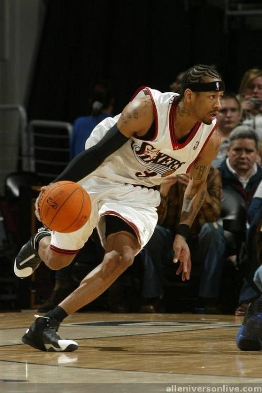 今晚，上海海港门将颜骏凌首发出场，迎来了他代表俱...