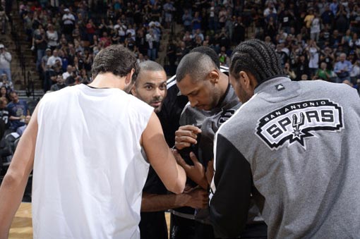 阿门发动快速反击 杜兰特跟进单臂暴扣