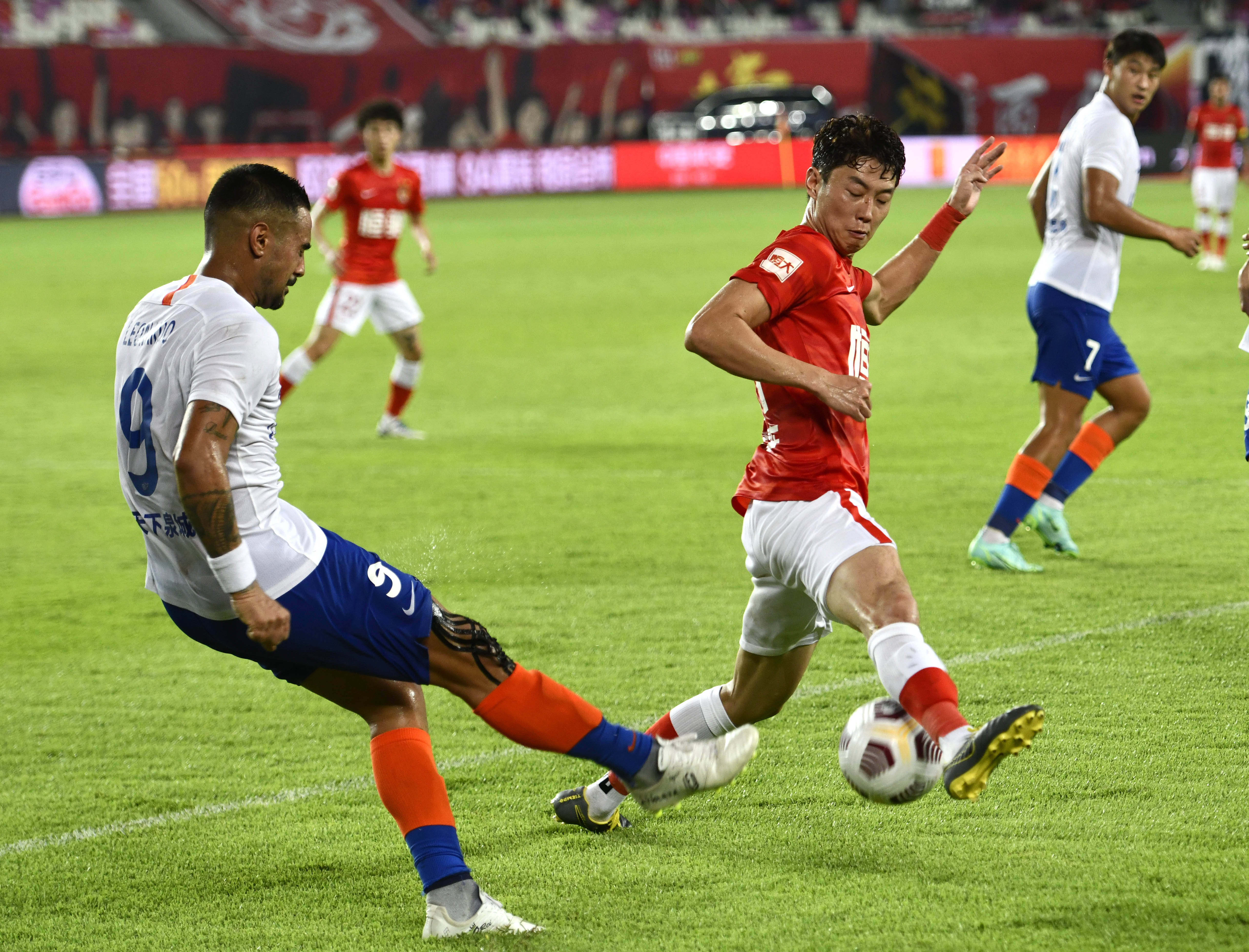 希望没事啊！贺希宁拼抢时被吕俊虎扫到眼睛 痛苦倒地久久不起