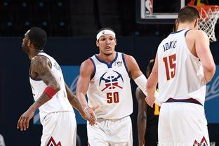 详解棒球规则中的死球转活球逻辑及球击中主审后的垒位推移细节